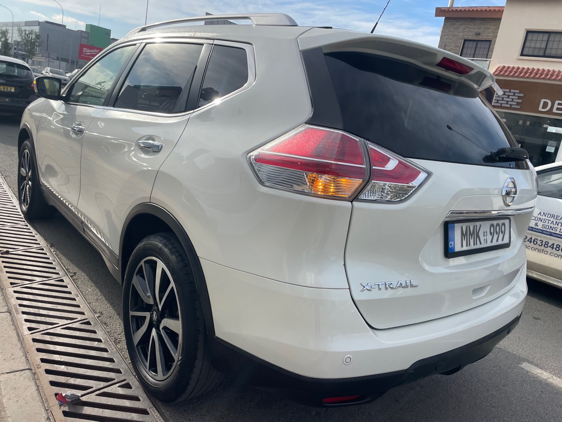 
								Nissan X-Trail 1.6 full									