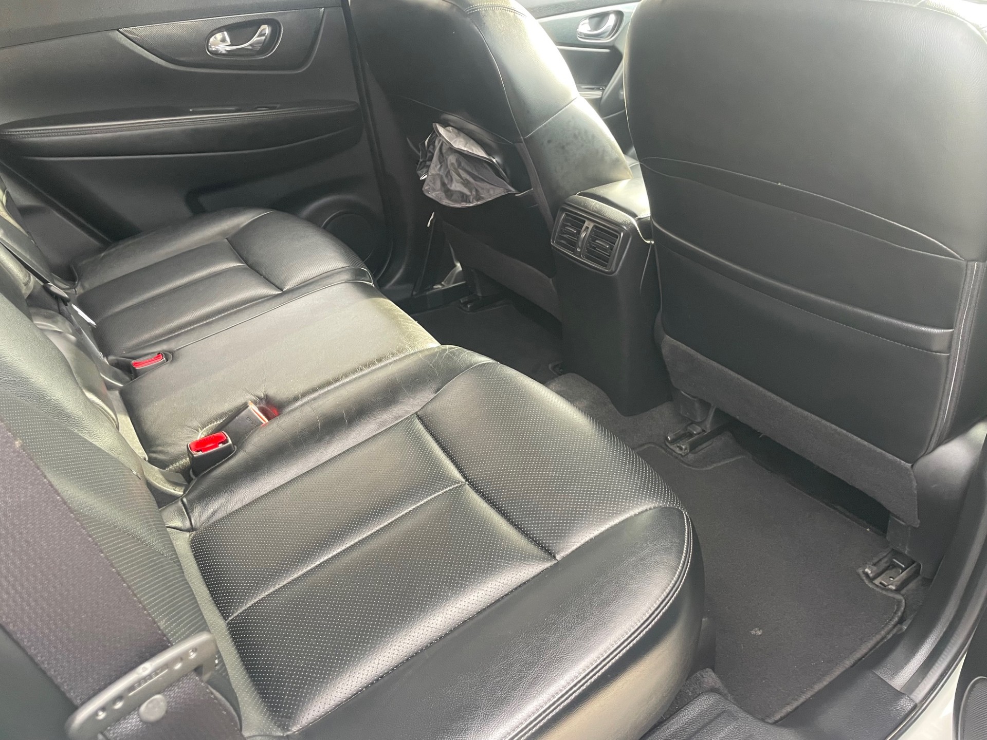 
								Nissan X-Trail 1.6 full									